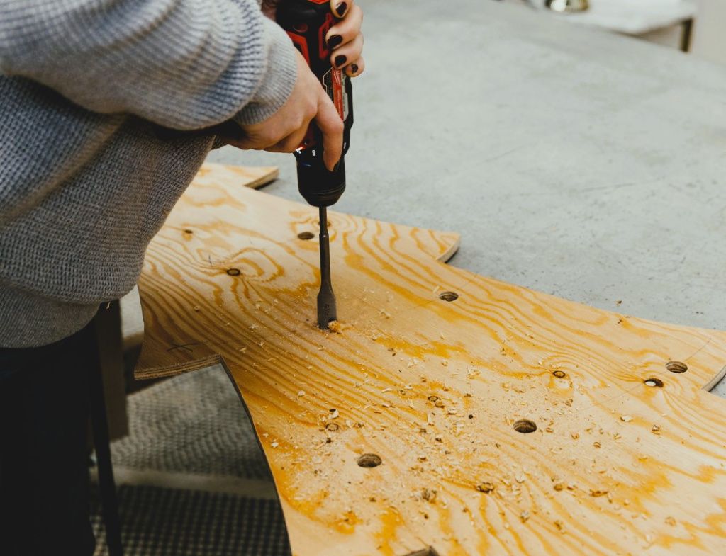 Сверлим отверстия в ели