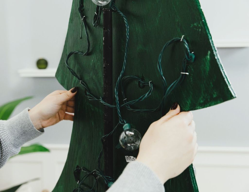 Закрепить елку из фанеры